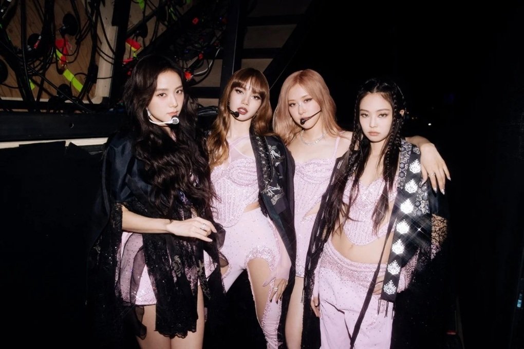 Which performance outfit is the most beautiful and shows off Blackpink’s sexy figure?
