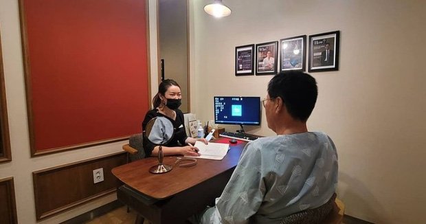 Korean youth lead their parents to have cosmetic surgery to show their filial piety